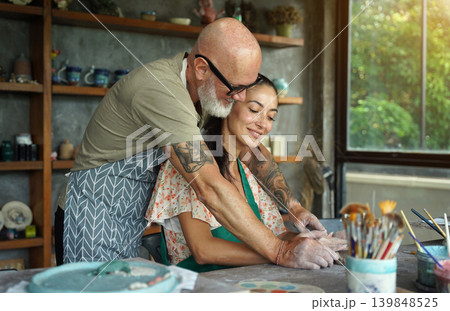 A happy couple makes ceramic plates in a workshop 139848525