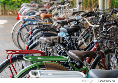 駐輪場に整然と並んで停められた自転車 139848578