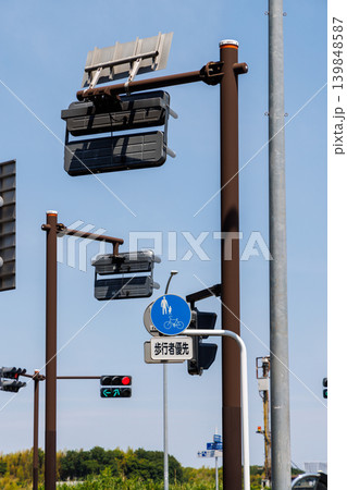 交差点の信号機と標識 交差点の信号機と標識 139848587