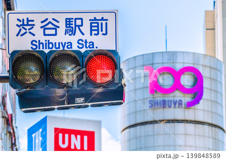 日本の東京都市景観新風景。渋谷駅前・渋谷スクランブル交差点の信号機などを望む 日本の東京都市景観新風景。渋谷駅前・渋谷スクランブル交差点の信号機などを望む 139848589