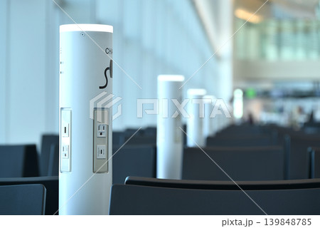 待合室の椅子と充電用コンセントポール 待合室の椅子と充電用コンセントポール 139848785