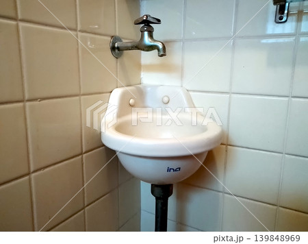 昔懐かしいタイル調のデザインが美しい手洗い器 昔懐かしいタイル調のデザインが美しい手洗い器 139848969