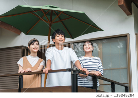 休日,夏休みにコテージ,別荘でリフレッシュする男女グループ 休日,夏休みにコテージ,別荘でリフレッシュする男女グループ 139849294