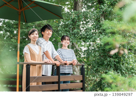休日,夏休みに緑の中でリフレッシュする男女グループ 139849297