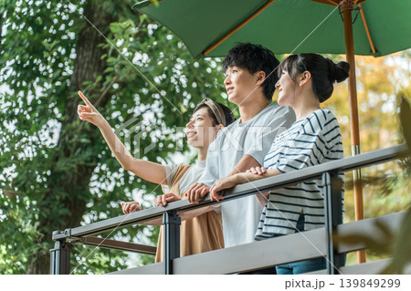 休日,夏休みに緑の中でリフレッシュする男女グループ 139849299