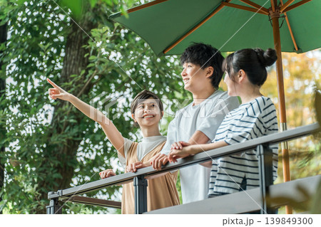休日,夏休みに緑の中でリフレッシュする男女グループ 139849300