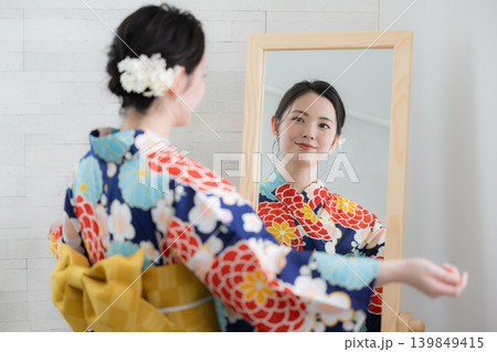 鏡で浴衣姿を確認する日本人女性の着付け準備イメージ 鏡で浴衣姿を確認する日本人女性の着付け準備イメージ 139849415