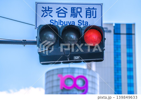 日本の東京都市景観新風景。渋谷スクランブル交差点の信号機などを望む 日本の東京都市景観新風景。渋谷スクランブル交差点の信号機などを望む 139849633