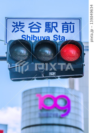日本の東京都市景観新風景。渋谷スクランブル交差点の信号機などを望む 日本の東京都市景観新風景。渋谷スクランブル交差点の信号機などを望む 139849634