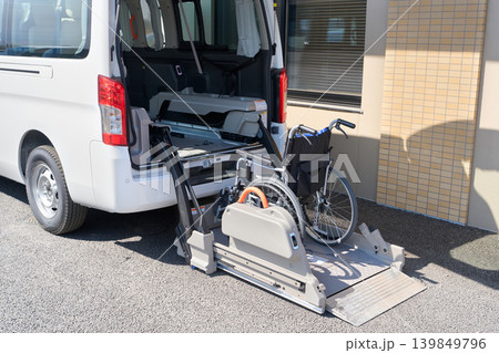 福祉車両のリフト機能と車椅子 福祉車両のリフト機能と車椅子 139849796
