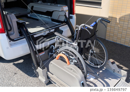 福祉車両のリフト機能と車椅子 福祉車両のリフト機能と車椅子 139849797