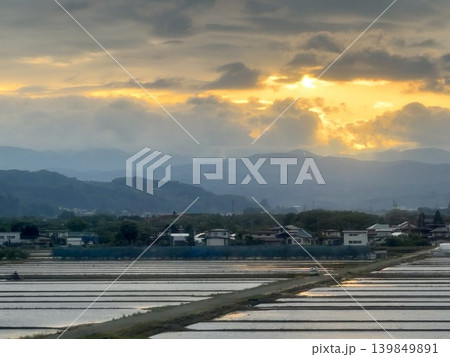 山に沈む夕日と田園風景 139849891