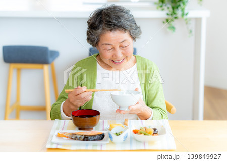 食事するシニア女性 食事するシニア女性 139849927