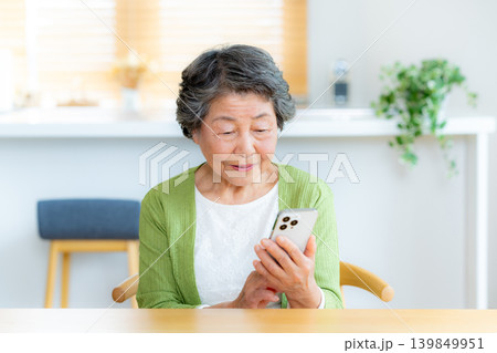 リビングでスマホを操作するシニア女性 139849951