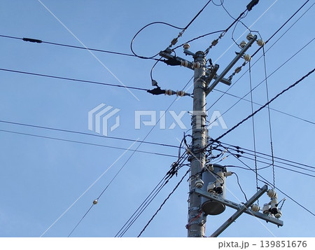 電柱に付いている柱上変圧器(右寄せ) 電柱に付いている柱上変圧器(右寄せ) 139851676
