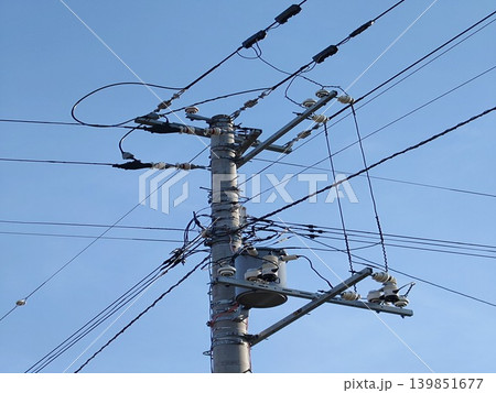 電柱に付いている柱上変圧器 電柱に付いている柱上変圧器 139851677