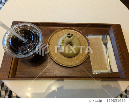 カフェで休憩 カフェで休憩 139851683