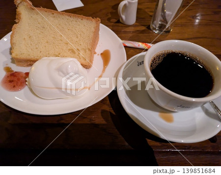 カフェで飲むケーキ カフェで飲むケーキ 139851684
