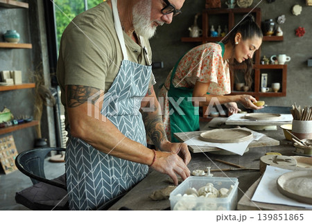 A happy couple makes ceramic plates in a workshop 139851865
