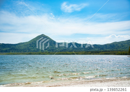 宇曽利湖の向こうに大尽山を望む、恐山風景 宇曽利湖の向こうに大尽山を望む、恐山風景 139852261