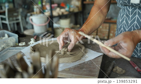 A happy couple makes ceramic plates in a workshop 139853291