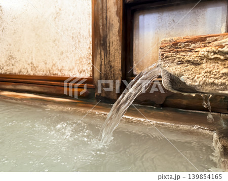 天然温泉の湯船に注がれるお湯 天然温泉の湯船に注がれるお湯 139854165