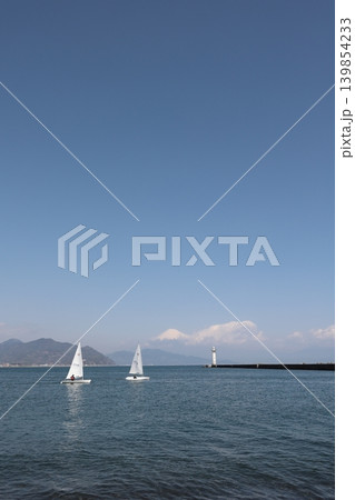 海に浮かぶヨット 海に浮かぶヨット 139854233