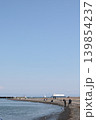 海岸線からの釣り人 139854237