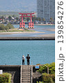 赤い鳥居と観光客 139854276