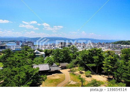 八雲立つ出雲国の名城…千鳥城こと国宝天守『松江城』から望む【宍道湖】 八雲立つ出雲国の名城…千鳥城こと国宝天守『松江城』から望む【宍道湖】 139854514