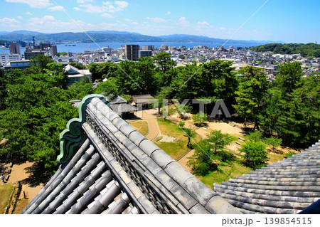 八雲立つ出雲国の名城…千鳥城こと国宝天守『松江城』から望む【宍道湖】 八雲立つ出雲国の名城…千鳥城こと国宝天守『松江城』から望む【宍道湖】 139854515