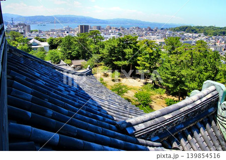 八雲立つ出雲国の名城…千鳥城こと国宝天守『松江城』から望む【宍道湖】 八雲立つ出雲国の名城…千鳥城こと国宝天守『松江城』から望む【宍道湖】 139854516