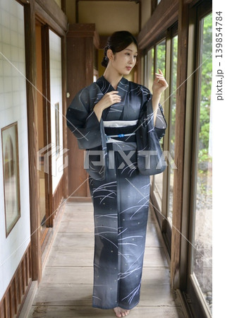 浴衣を着た若い女性 139854784
