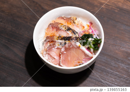 新鮮なブリのたたき丼のイメージ 139855163