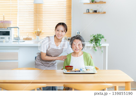 食事の準備をするヘルパーとシニア女性 食事の準備をするヘルパーとシニア女性 139855190