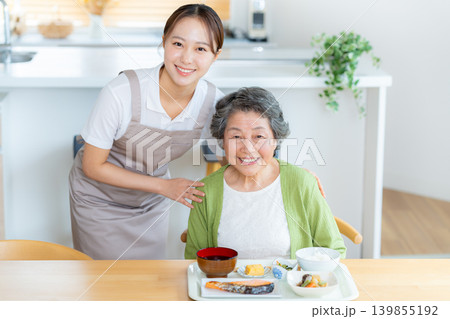食事の準備をするヘルパーとシニア女性 食事の準備をするヘルパーとシニア女性 139855192