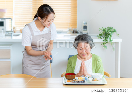 食事の準備をするヘルパーとシニア女性 139855194