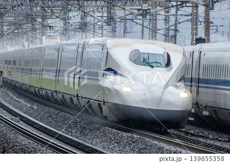米原駅に停車中の新幹線を追い越すN700S系のぞみ 米原駅に停車中の新幹線を追い越すN700S系のぞみ 139855358