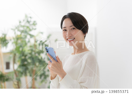 女性 スマートフォン スマホ 女性 スマートフォン スマホ 139855371