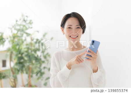 女性 スマートフォン スマホ 女性 スマートフォン スマホ 139855374