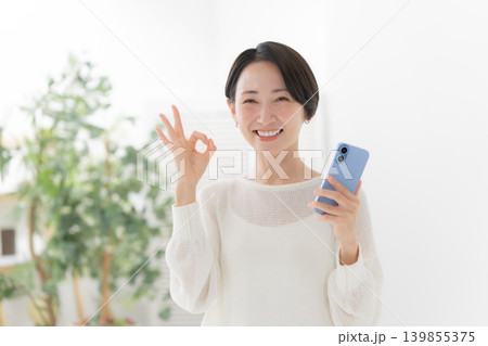 女性　スマートフォン　スマホ 139855375