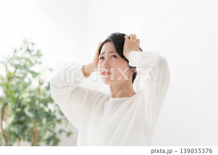 頭を抱える女性 頭を抱える女性 139855376