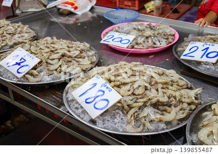 タイの市場で売られているエビ 139855487