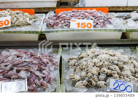 タイの市場で売られているシーフード 139855489