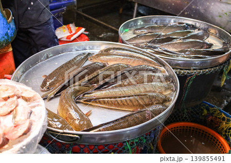 タイの市場で売られている魚 139855491