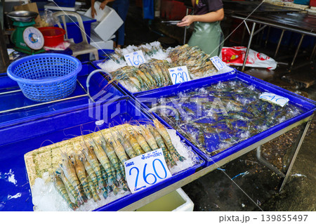 タイの市場で売られているテナガエビ 139855497