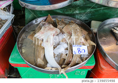 タイの市場で売られているエイ 139855498