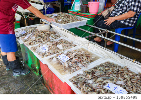 タイの市場で売られているエビ タイの市場で売られているエビ 139855499