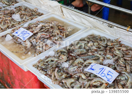 タイの市場で売られているエビ タイの市場で売られているエビ 139855500