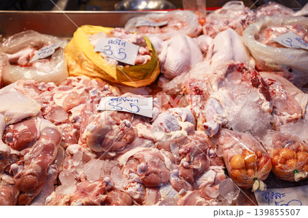 タイの市場で売られている鶏肉 139855507